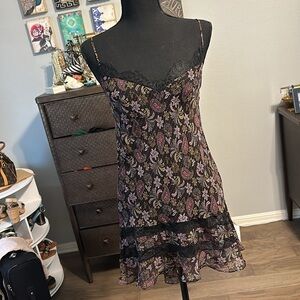 XS Victoria’s Secret paisley pattern with black lace on bottom high low slip.